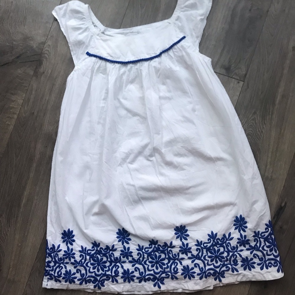 💜4/$10 3/$8 White cap sleeve dress w/ blue flower